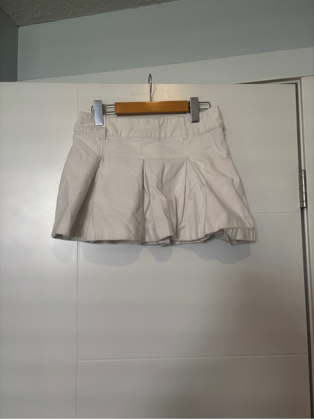 Wilfred Free Cream Pleated Mini Skirt